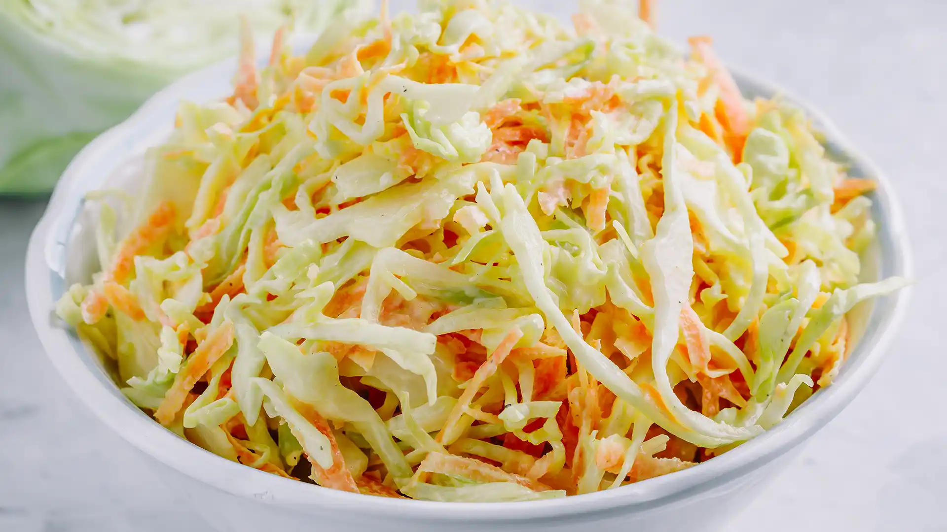 Ljeto je savršeno vrijeme za lagane i osvježavajuće salate. Kombinacija svježeg povrća, zrelog voća i laganih preliva čini obrok hranjivim i ukusnim. Na primjer, salata od krastavaca, rajčica, avokada i maslinovog ulja pruža savršen balans okusa i tekstura.